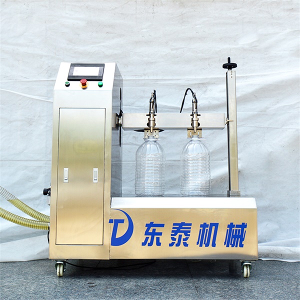 半自動花生油灌裝機.jpg 半自動(dòng)花生油灌(guàn)裝機.jpg