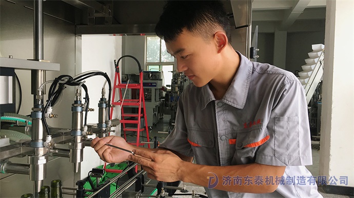 全自(zì)動酥油灌(guàn)裝機(jī)安裝.jpg 全自動酥油灌裝機安裝.jpg